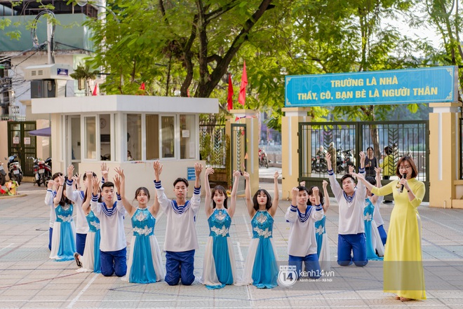 Hàng trăm học sinh bí mật tập văn nghệ gần tháng trời dành tặng món quà bất ngờ cho thầy cô ngày 20/11 - Ảnh 1.