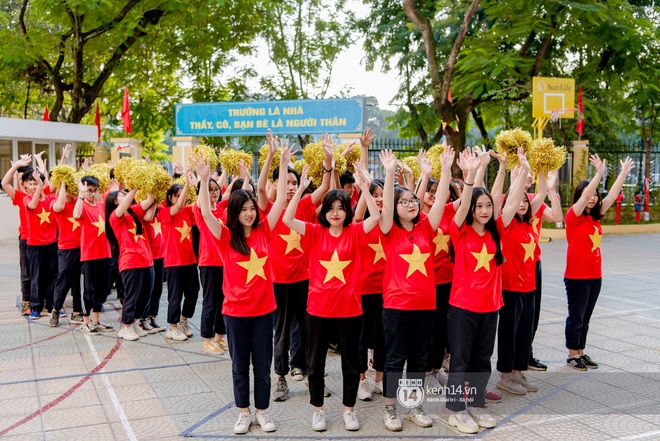 Hàng trăm học sinh bí mật tập văn nghệ gần tháng trời dành tặng món quà bất ngờ cho thầy cô ngày 20/11 - Ảnh 2.