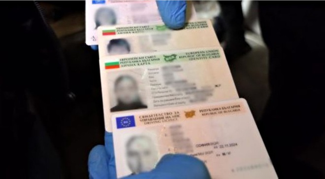 Bulgaria phá vỡ đường dây làm hộ chiếu quốc tế giả - Ảnh 1.