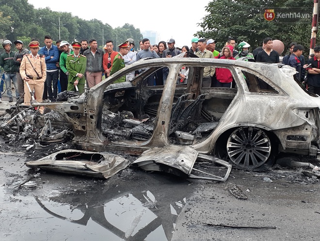 Vụ xe Mercedes gây tai nạn liên hoàn rồi bốc cháy: Một chiến sĩ CSGT cứu sống tài xế GrabBike bị lửa bén vào người  - Ảnh 1.