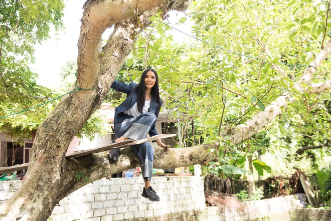 Ho&agrave;ng Th&ugrave;y tinh nghịch leo c&acirc;y, lấy l&aacute; chuối thiết kế trang phục khi trở về qu&ecirc; - Ảnh 3.