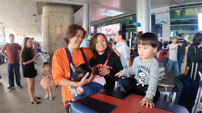 Bé Sa và hành trình trên máy bay về Việt Nam: không rời mẹ nửa bước, fan xin bế cũng không cho - Ảnh 7.