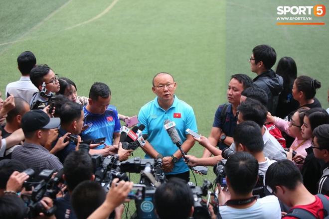 Trước ngày sang Philippines dự SEA Games, HLV Park Hang-seo vẫn lo Quang Hải khó thích nghi với mặt cỏ nhân tạo - Ảnh 1.