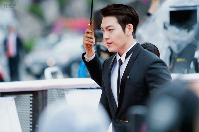 Sau hơn 2 năm điều trị bệnh ung thư, tài tử Kim Woo Bin lần đầu xuất hiện chính thức và còn trên thảm đỏ Rồng Xanh - Ảnh 2.