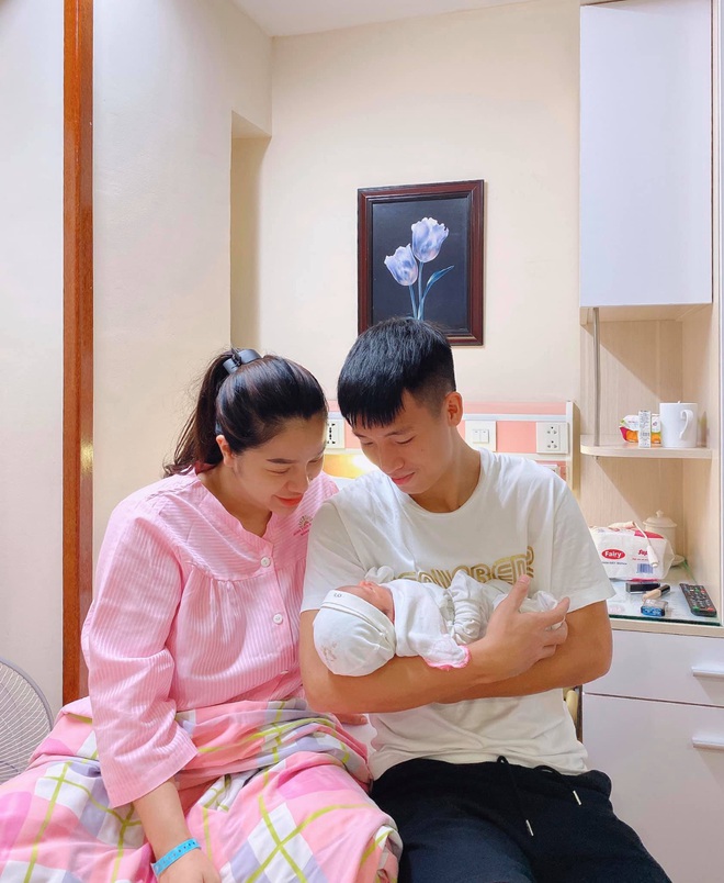 Bùi Tiến Dũng đăng ảnh đầy hạnh phúc cùng vợ, tiết lộ vụ Khánh Linh gặp nguy kịch trước khi sinh - Ảnh 4.