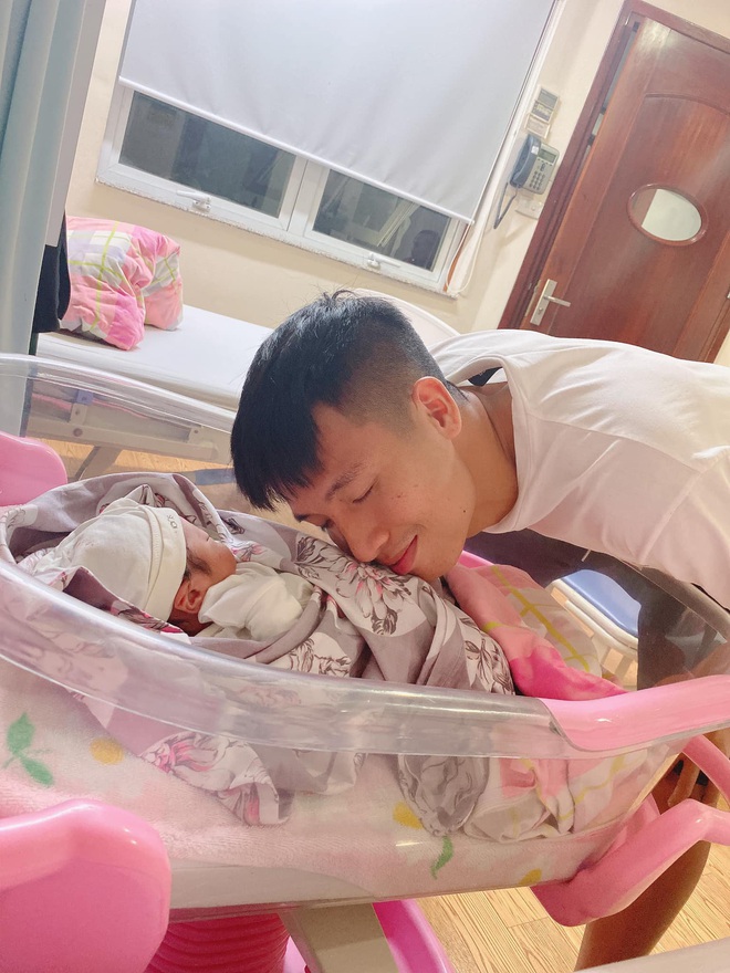 Bùi Tiến Dũng đăng ảnh đầy hạnh phúc cùng vợ, tiết lộ vụ Khánh Linh gặp nguy kịch trước khi sinh - Ảnh 6.