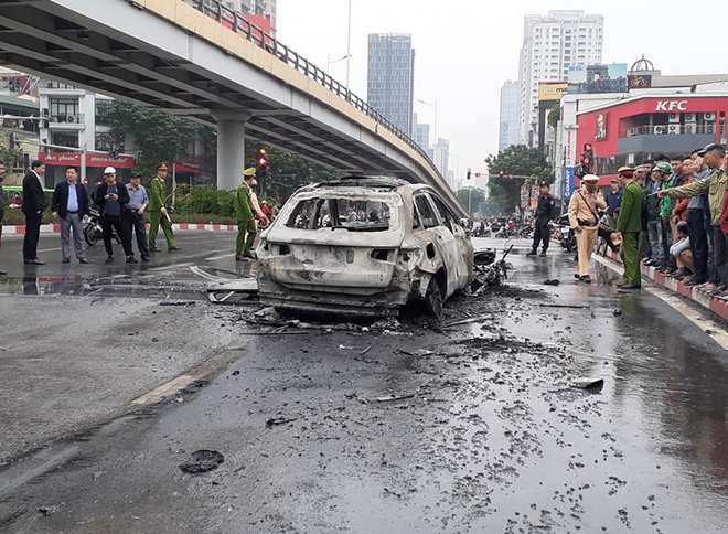 Tạm giữ hình sự nữ tài xế đi giày cao gót lái xe ô tô Mercedes gây tai nạn liên hoàn trên đường Lê Văn Lương - Ảnh 2.