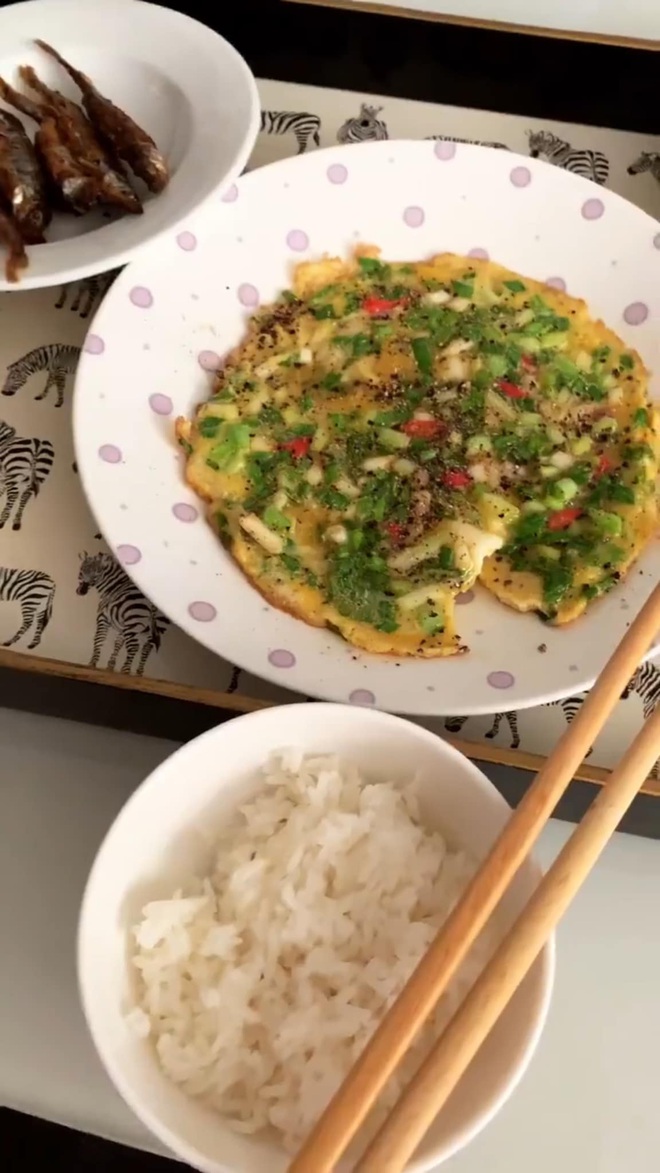 Khoe cơm trưa tr&ecirc;n Instagram, Ngọc Trinh khiến hội gh&eacute;t ăn h&agrave;nh hoang mang tột độ v&igrave; kh&ocirc;ng hiểu đ&acirc;y l&agrave; m&oacute;n trứng chi&ecirc;n h&agrave;nh hay h&agrave;nh chi&ecirc;n trứng nữa - Ảnh 2.