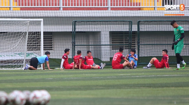 U22 Việt Nam rèn bài cực khó trước ngày lên đường chinh phục HCV SEA Games 30 - Ảnh 5.