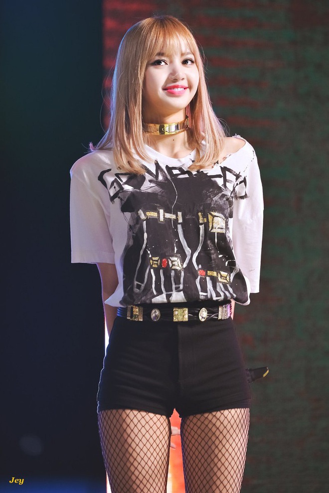 Thấy Lisa mặc đi mặc lại 1 chiếc quần trong suốt 3 năm, fan BLACKPINK phẫn nộ tố YG vô tâm, hời hợt - Ảnh 1.