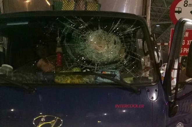 4 thanh niên dùng đá ném vỡ kính ô tô trên cao tốc Hạ Long - Vân Đồn - Ảnh 1.