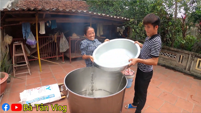 Làm lẩu gà lá giang mà cho thêm tả pí lù cả tiết trâu lẫn lòng lợn nhưng nồi lẩu của bà Tân vẫn là cực ngầu - Ảnh 2.