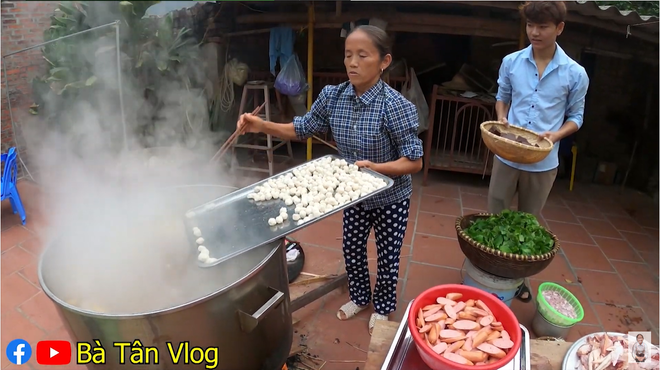 Làm lẩu gà lá giang mà cho thêm tả pí lù cả tiết trâu lẫn lòng lợn nhưng nồi lẩu của bà Tân vẫn là cực ngầu - Ảnh 6.