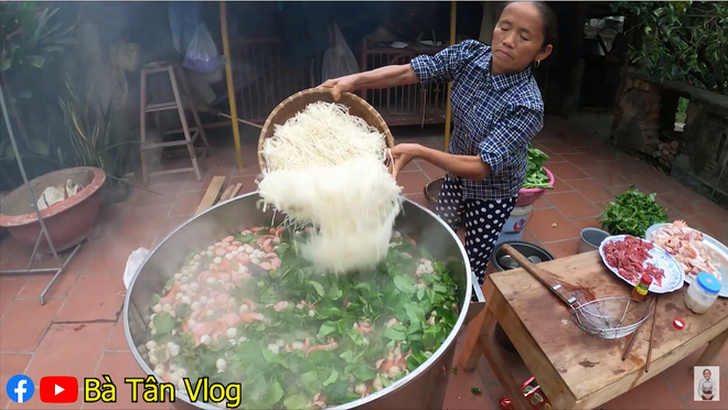 Làm lẩu gà lá giang mà cho thêm tả pí lù cả tiết trâu lẫn lòng lợn nhưng nồi lẩu của bà Tân vẫn là cực ngầu - Ảnh 8.