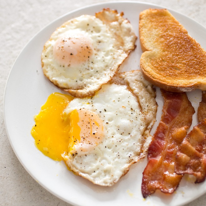 Trứng luộc, trứng chiên, trứng hấp và trứng sống: 2 trong số những cách ăn trứng quen thuộc này gây ảnh hưởng tiêu cực đến sức khỏe - Ảnh 2.