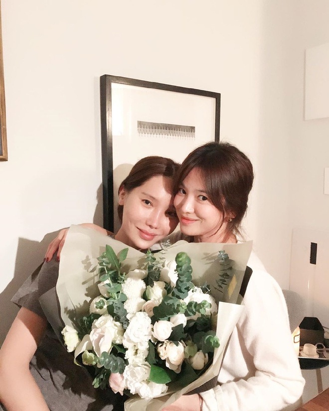 Song Hye Kyo đón sinh nhật độc thân đầu tiên hậu ly hôn ngàn tỷ, chu môi nhí nhảnh bên người bạn thân thiết - Ảnh 3.