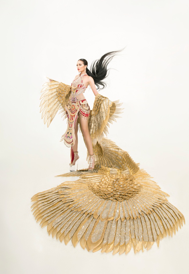 Quốc phục của Ngọc Châu tại Miss Supranational: Dài 5 mét, đính kết từ 10.000 mảnh ghép tại cánh chim Lạc cực hoành tráng! - Ảnh 5.