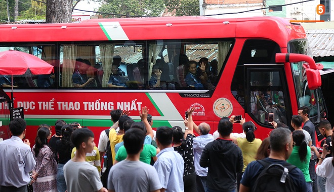 Người dân Sài thành bịn rịn chia tay thầy trò Park Hang-seo ở khách sạn, chúc U22 Việt Nam gặt vàng tại SEA Games 30 - Ảnh 16.