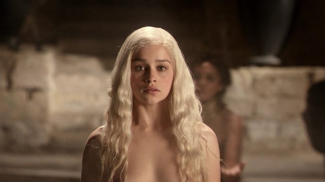 Mẹ Rồng Emilia Clarke hãi hùng kể chuyện lần đầu đóng cảnh nóng: Cảm giác như bị cưỡng bức vậy! - Ảnh 1.