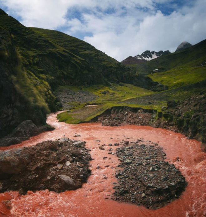 Giận bay màu là có thật: Dòng sông đỏ như máu ở Peru cứ vài tháng lại… nhạt đi, du khách phải “chạy xô” mới kịp ngắm - Ảnh 6.
