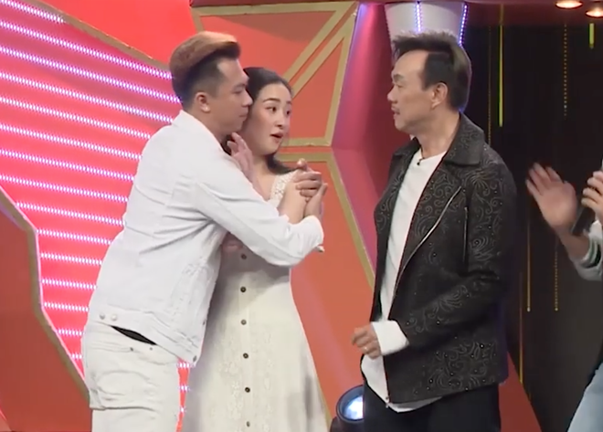 Jun Vũ vừa xuất hiện trong gameshow, dàn sao nam đua nhau... chạy đến ôm - Ảnh 5.