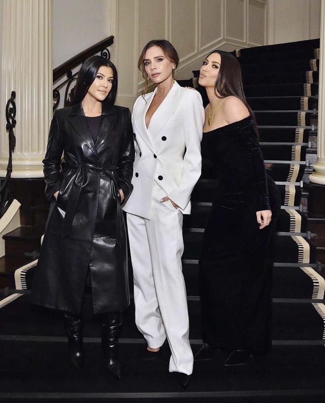 Màn đọ sắc cực hiếm giữa Victoria Beckham và chị em Kim siêu vòng 3: Khi thanh lịch gặp sexy, U40-45 mà vẫn quá đỉnh - Ảnh 1.