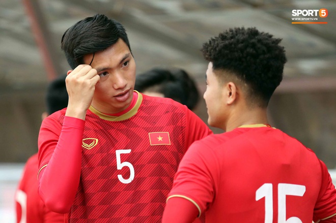 Tuyển thủ U22 Việt Nam lộ khoảnh khắc th&uacute; vị: Nhổ t&oacute;c s&acirc;u cho nhau, ng&aacute;p ngắn ng&aacute;p d&agrave;i chờ giờ v&agrave;o tập - Ảnh 6.