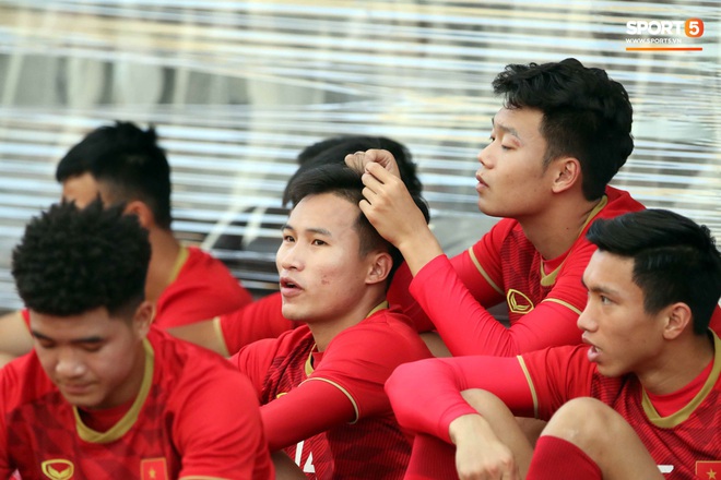 Tuyển thủ U22 Việt Nam lộ khoảnh khắc th&uacute; vị: Nhổ t&oacute;c s&acirc;u cho nhau, ng&aacute;p ngắn ng&aacute;p d&agrave;i chờ giờ v&agrave;o tập - Ảnh 2.