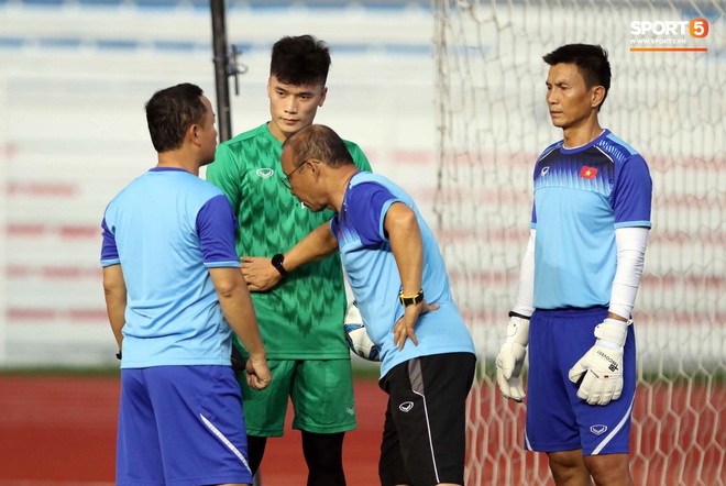 Tuyển thủ U22 Việt Nam lộ khoảnh khắc th&uacute; vị: Nhổ t&oacute;c s&acirc;u cho nhau, ng&aacute;p ngắn ng&aacute;p d&agrave;i chờ giờ v&agrave;o tập - Ảnh 8.
