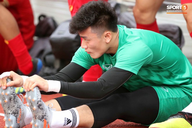 Tuyển thủ U22 Việt Nam lộ khoảnh khắc th&uacute; vị: Nhổ t&oacute;c s&acirc;u cho nhau, ng&aacute;p ngắn ng&aacute;p d&agrave;i chờ giờ v&agrave;o tập - Ảnh 4.