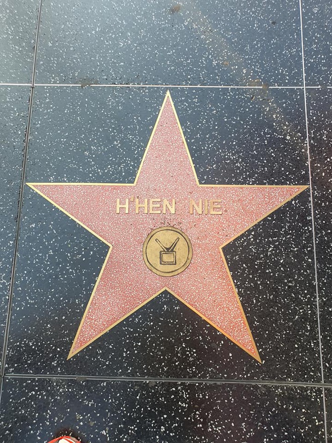 Xôn xao hình ảnh tên H’Hen Niê được khắc sao trên Đại lộ Danh vọng, nhưng sự thật là gì? - Ảnh 1.