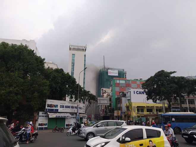 Trung tâm Sài Gòn náo loạn vì cháy công trình cao ốc khách sạn - Ảnh 1.
