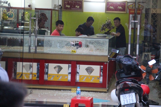 Hai nghi can nổ súng cướp tiệm vàng ở Sài Gòn bị bắt - Ảnh 1.