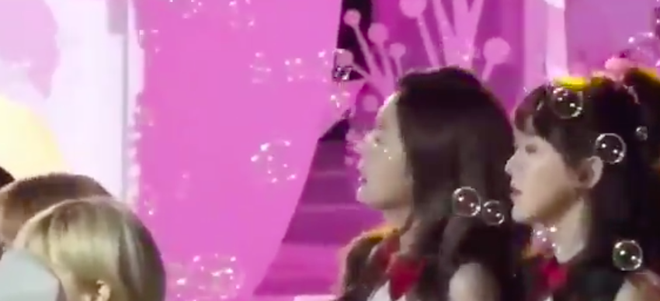 Khoảnh khắc nữ thần Irene (Red Velvet) h&aacute; mồm ăn bong b&oacute;ng x&agrave; ph&ograve;ng: Tưởng l&atilde;ng mạn như MV ai ngờ b&oacute;c mẽ chị đẹp... m&agrave; kh&ugrave;ng! - Ảnh 3.