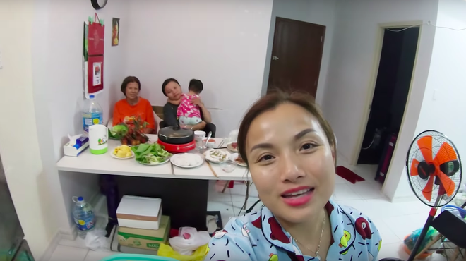 Mẹ Quỳnh Trần và bé Sa tung vlog ăn uống đầu tiên khi về Việt Nam: toàn món Việt đặc sản, nhưng sốc hơn chính là tốc độ “đẻ” video quá khủng! - Ảnh 4.