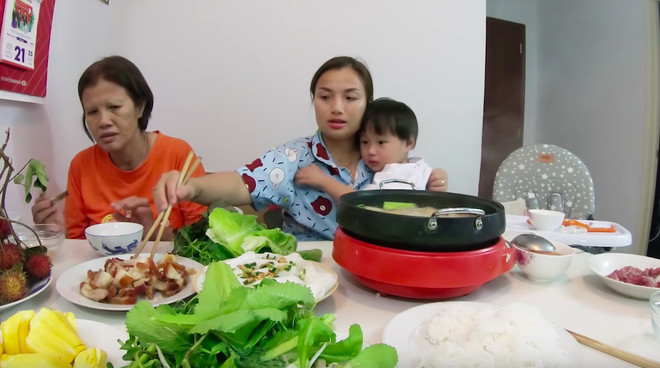 Mẹ Quỳnh Trần và bé Sa tung vlog ăn uống đầu tiên khi về Việt Nam: toàn món Việt đặc sản, nhưng sốc hơn chính là tốc độ “đẻ” video quá khủng! - Ảnh 9.