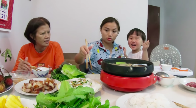 Mẹ Quỳnh Trần và bé Sa tung vlog ăn uống đầu tiên khi về Việt Nam: toàn món Việt đặc sản, nhưng sốc hơn chính là tốc độ “đẻ” video quá khủng! - Ảnh 10.
