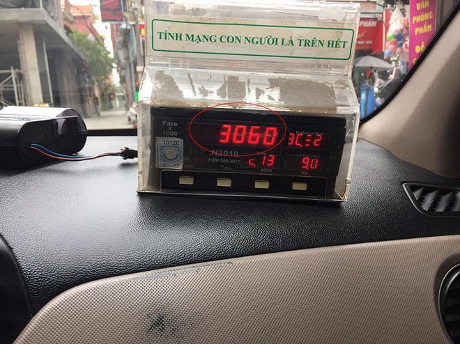 Bóc thủ đoạn của tài xế taxi chặt chém khách Tây 3 triệu đồng cho 17km - Ảnh 2.