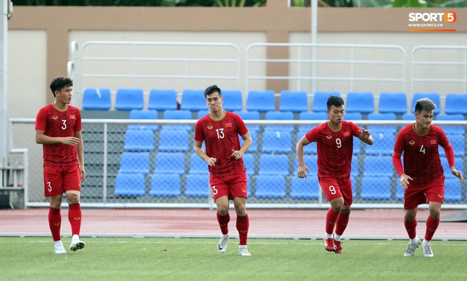 U22 Việt Nam tập thử sân Binan, Quang Hải, Văn Hậu nhiều khả năng không thi đấu trận mở màn SEA Games 2019 - Ảnh 1.