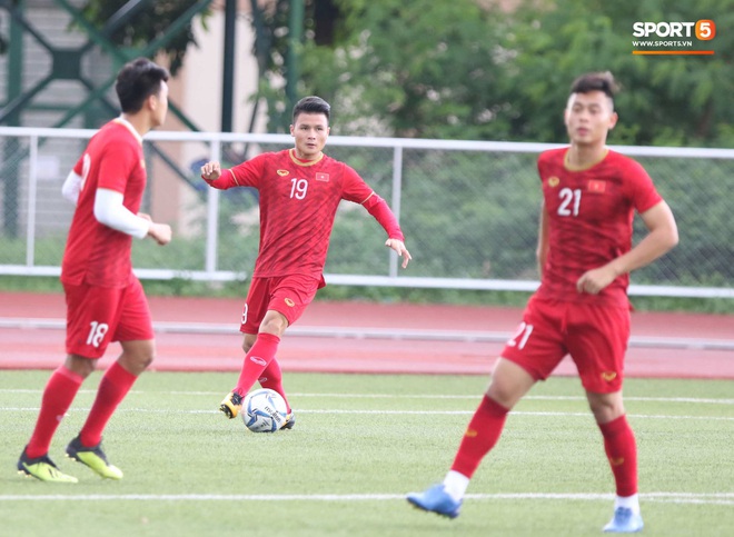 U22 Việt Nam tập thử sân Binan, Quang Hải, Văn Hậu nhiều khả năng không thi đấu trận mở màn SEA Games 2019 - Ảnh 5.