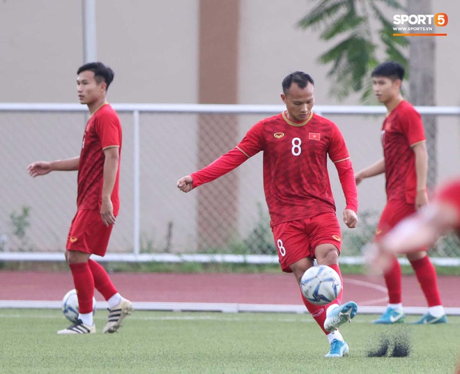 U22 Việt Nam tập thử sân Binan, Quang Hải, Văn Hậu nhiều khả năng không thi đấu trận mở màn SEA Games 2019 - Ảnh 8.