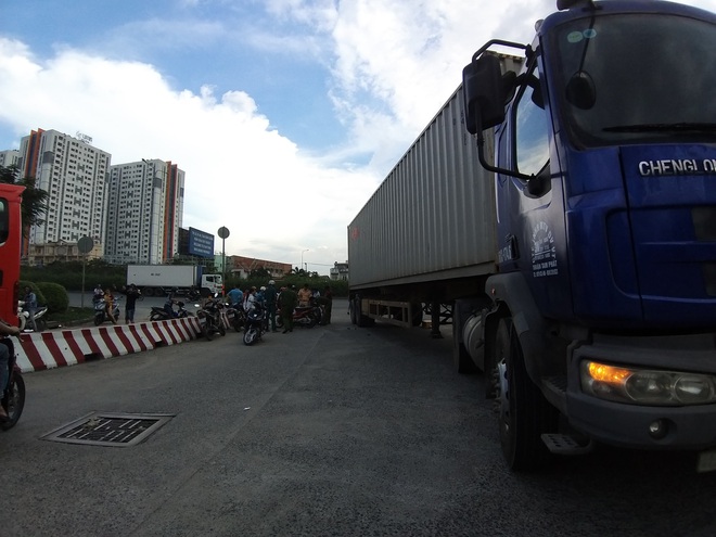 TP.HCM: Vợ tử vong tại chỗ, chồng nguy kịch vì bị xe container cuốn vào gầm sau va chạm - Ảnh 1.