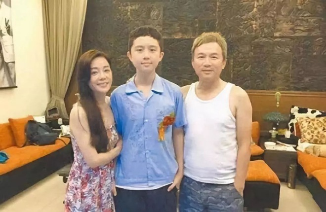 Gia đình bê bối nhất xứ Đài: Mẹ hả hê bắt nạt Lam Khiết Anh, bố quấy rối tình dục, con ở tù Mỹ 8 năm vì tàng trữ vũ khí - Ảnh 10.