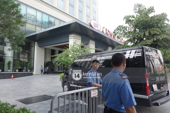 Độc quyền: LOONA và dàn idol được an ninh kèm chặt, 2 khách sạn lập rào chắn cực căng tránh fan náo loạn trước thềm AAA - Ảnh 13.