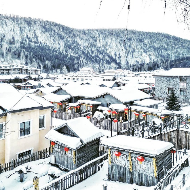 Ngôi làng tuyết trắng: Hình ảnh huyền ảo và tuyệt đẹp của ngôi làng tuyết trắng sẽ khiến bạn ngạc nhiên và muốn xem nhiều hơn. Với những cảnh quan đẹp mê hồn và khí hậu lạnh giá, bạn sẽ có một trải nghiệm đáng nhớ.