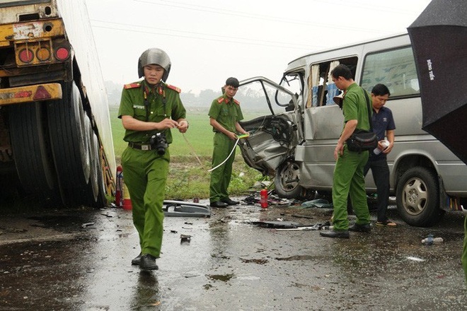 Xe khách chở các nhà sư tông xe container, 2 người chết và 11 người trọng thương - Ảnh 3.