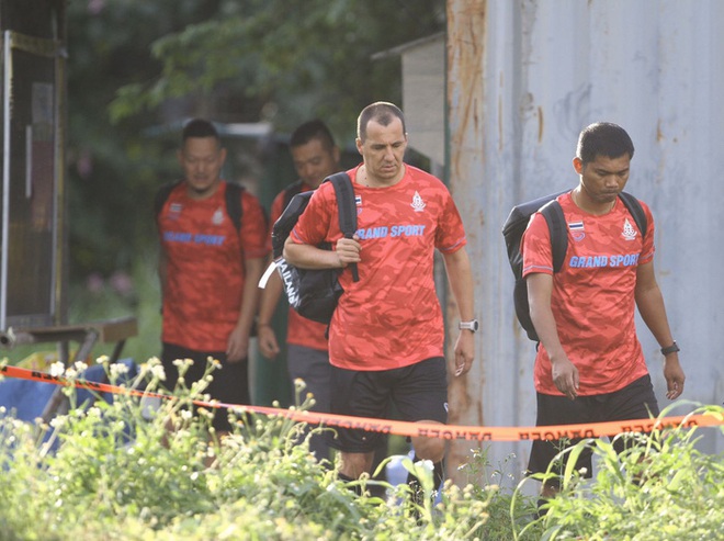 Nhọ như tuyển Th&aacute;i Lan tại SEA Games 30: Vật v&atilde; m&atilde;i mới tới được s&acirc;n v&igrave; tắc đường, đến nơi tập th&igrave; tồi t&agrave;n, kh&ocirc;ng c&oacute; lu&ocirc;n cả nh&agrave; vệ sinh - Ảnh 1.