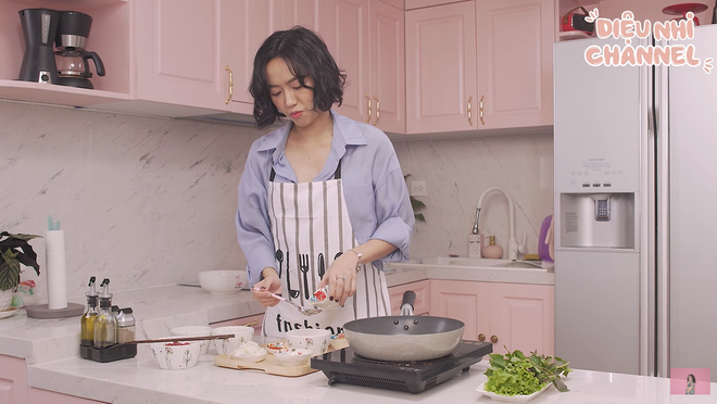 Đến quỳ với Diệu Nhi: Bị nghiệp quật trên chính show nấu ăn của mình lại còn chống chế bằng định lý về vị chua khiến khán giả cười lăn cười bò - Ảnh 1.