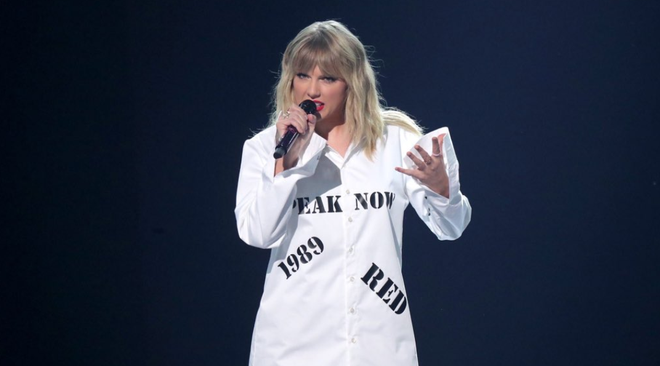 Những sân khấu đáng chú ý của AMAs 2019: Taylor Swift quyền lực, Selena Gomez mờ nhạt, Lizzo lăn ra... khóc trên sân khấu! - Ảnh 19.