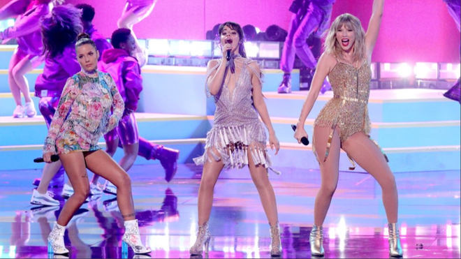 Những sân khấu đáng chú ý của AMAs 2019: Taylor Swift quyền lực, Selena Gomez mờ nhạt, Lizzo lăn ra... khóc trên sân khấu! - Ảnh 15.